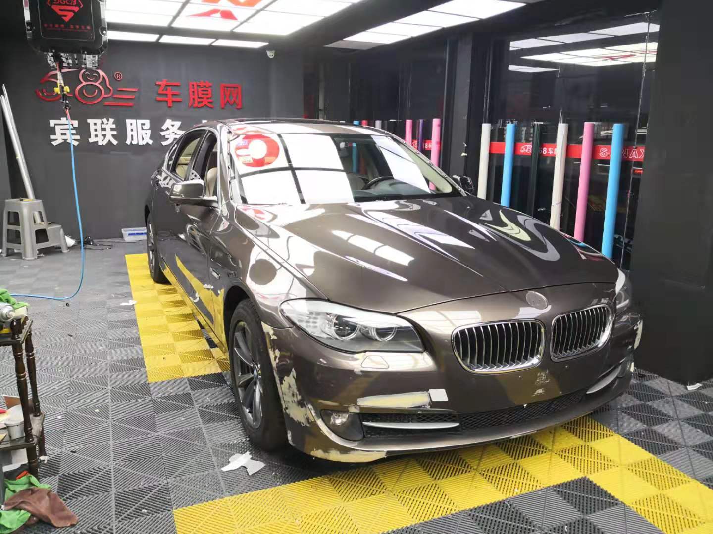 宝马525改色膜   香槟金贴超亮金属白