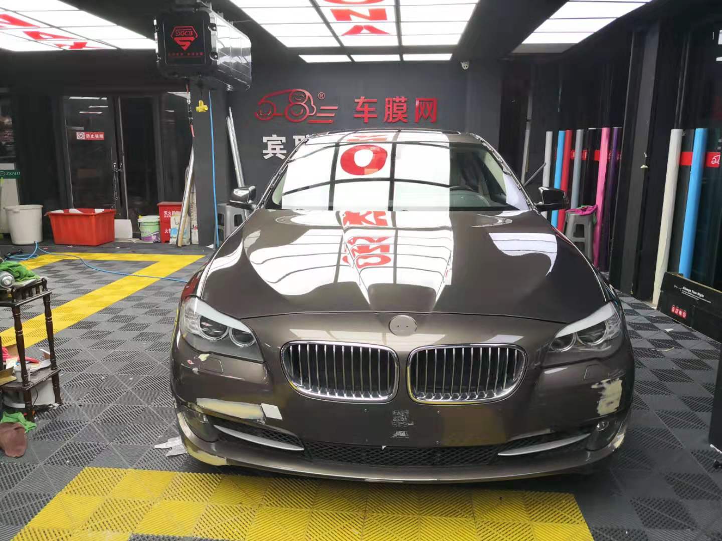 宝马525改色膜   香槟金贴超亮金属白
