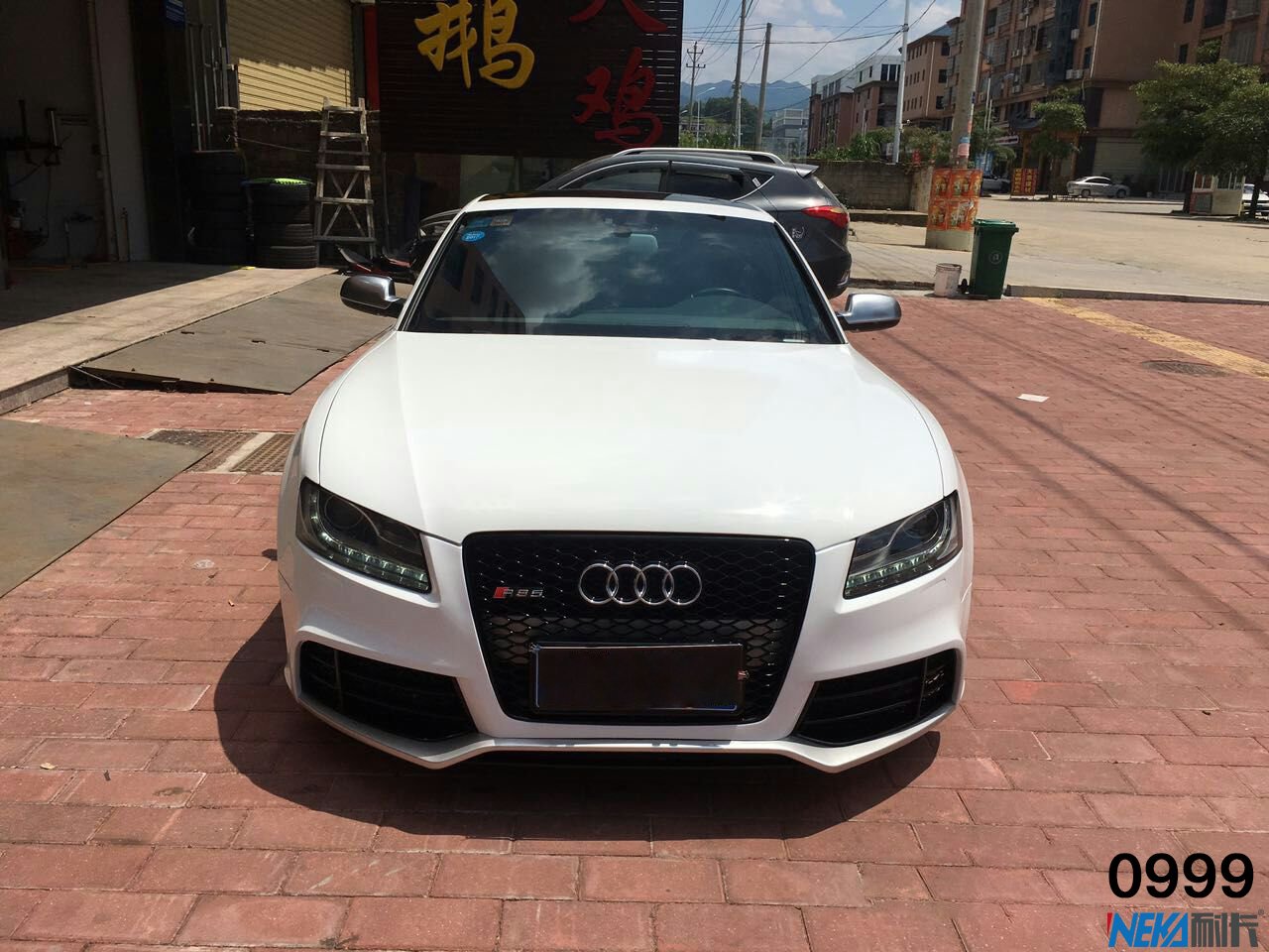 奥迪A5亮白车身改色贴膜
