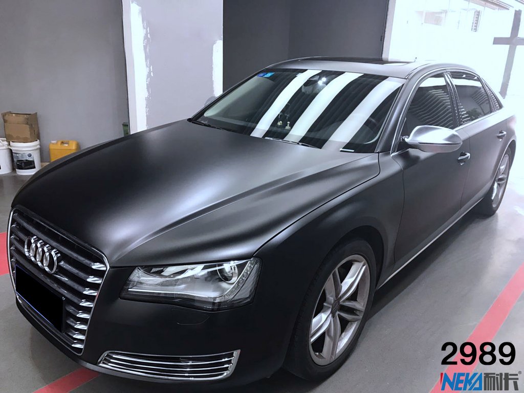 奥迪a8电光黑车身改色贴膜