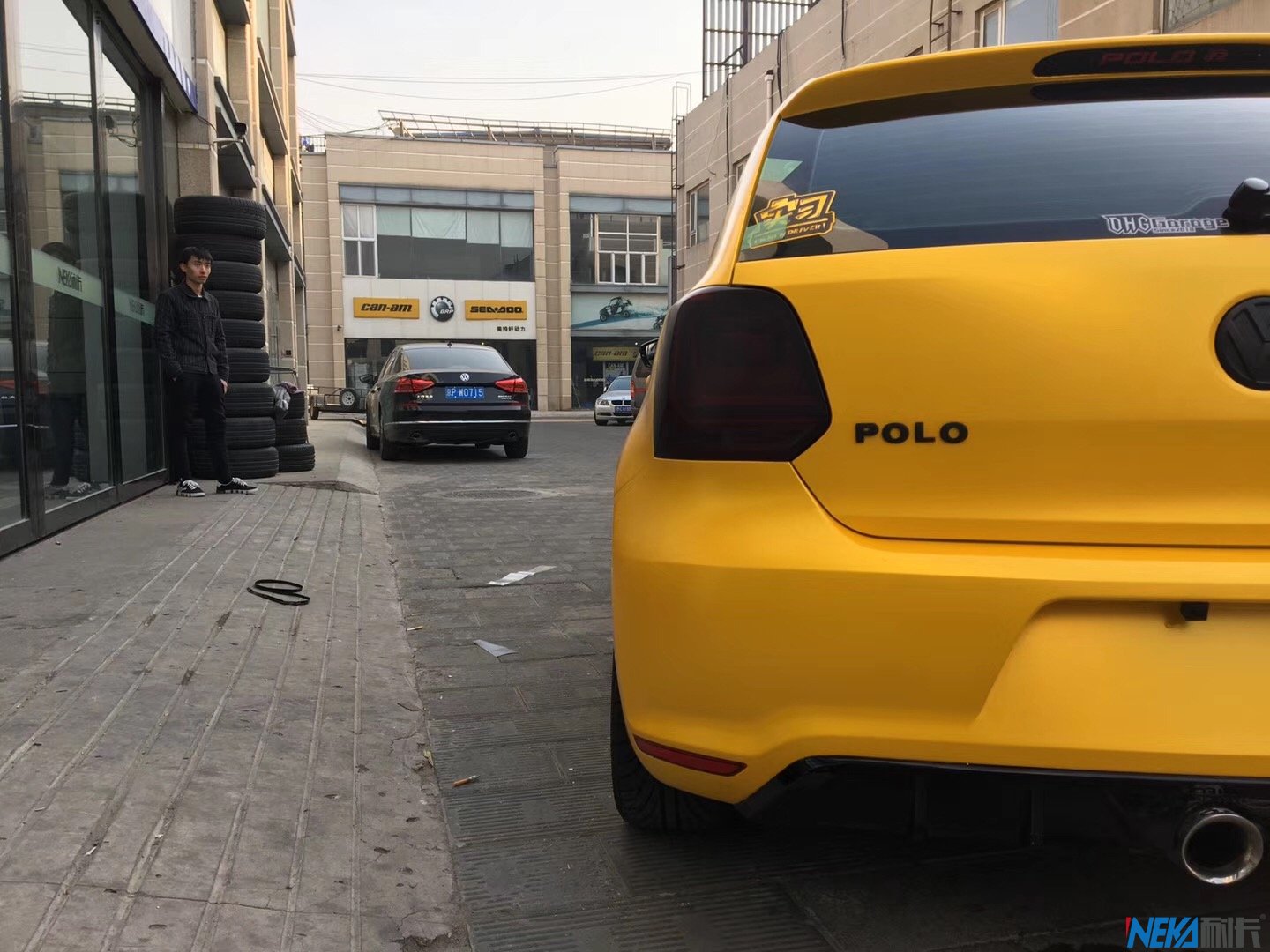 大众polo电光黄车身改色贴膜