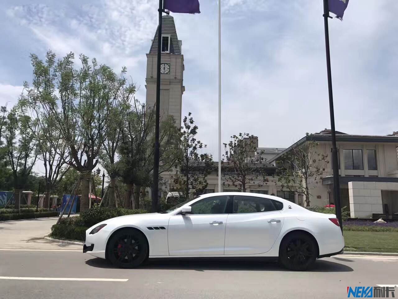 玛莎拉蒂总裁电光白车身改色贴膜