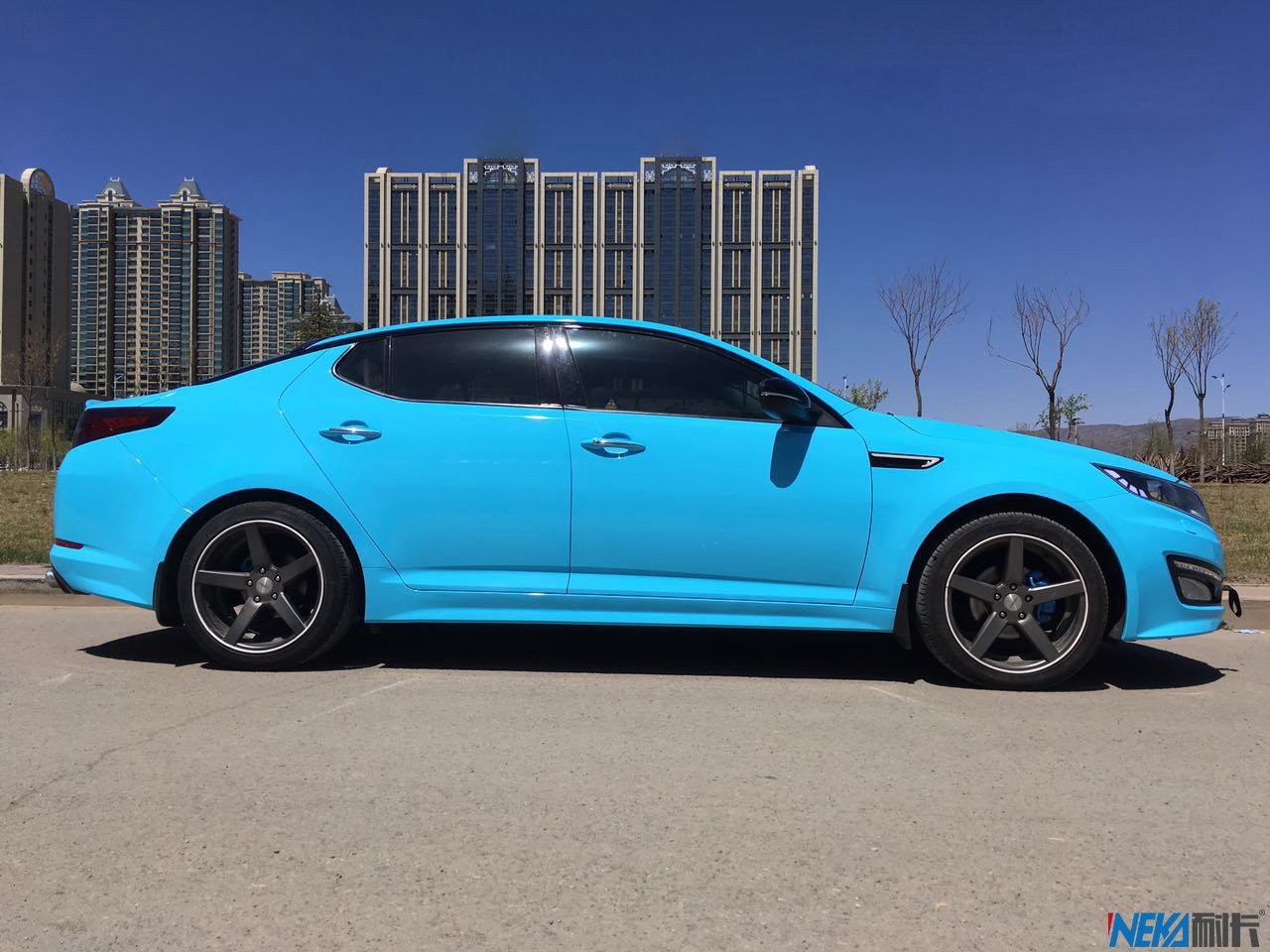 起亚K5亮浅天空蓝车身改色贴膜