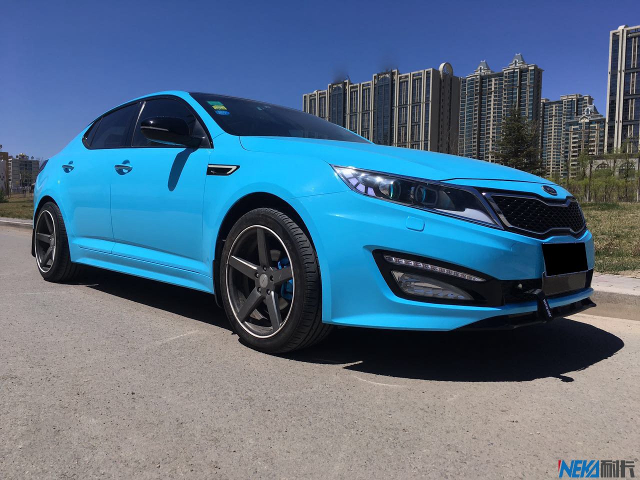 起亚K5亮浅天空蓝车身改色贴膜