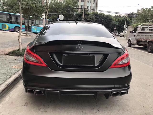 奔驰车身改色贴膜效果图: 陶瓷黑