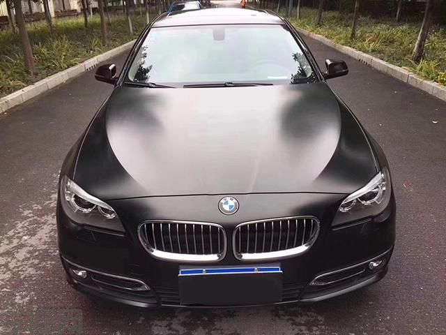 宝马5系车身改色电光黑贴膜效果图