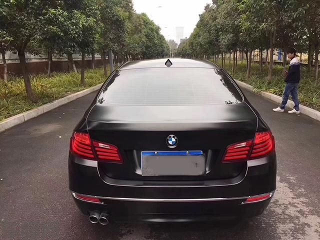 宝马5系车身改色电光黑贴膜效果图