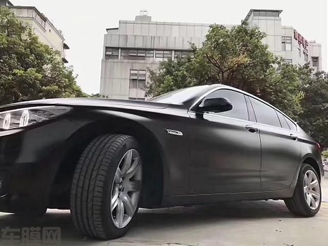 宝马5系GT改色电光金属黑车身贴膜效果 