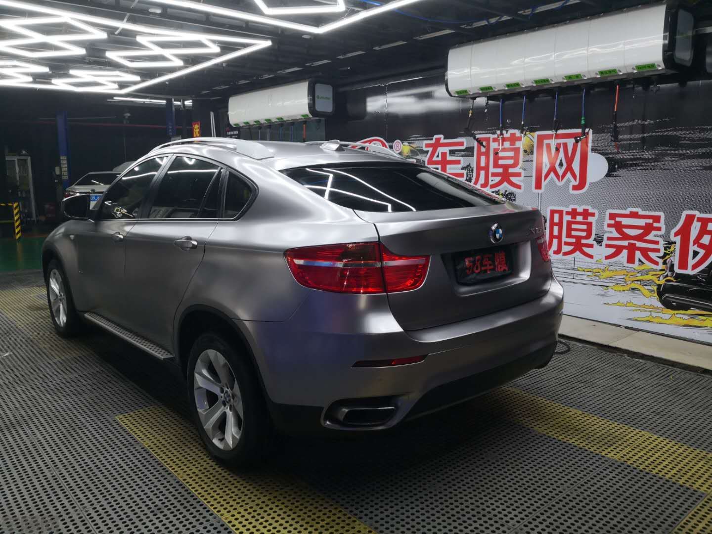 宝马X6电光棕灰贴膜改色效果图