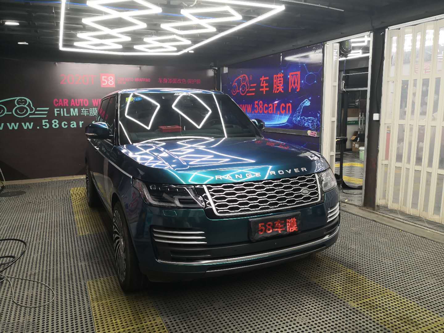 路虎揽胜英国皇家绿贴膜改色效果图