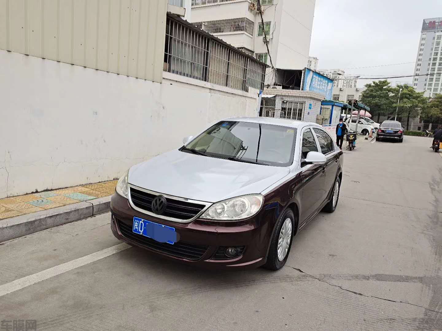 大众朗逸超亮金属黑玫瑰+七彩镭色白贴膜改色效果图