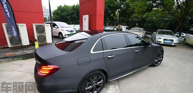 奔驰E300L拉丝黑贴膜改色效果图