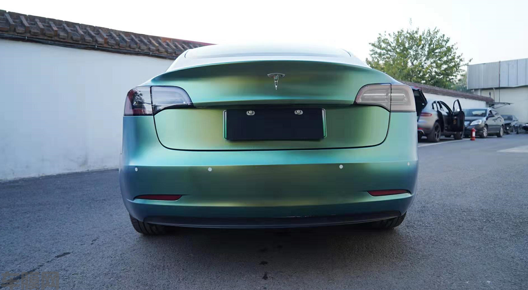 特斯拉Model 3流光绿贴膜改色效果图