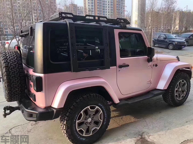 Jeep牧马人电光樱花粉贴膜改色效果图