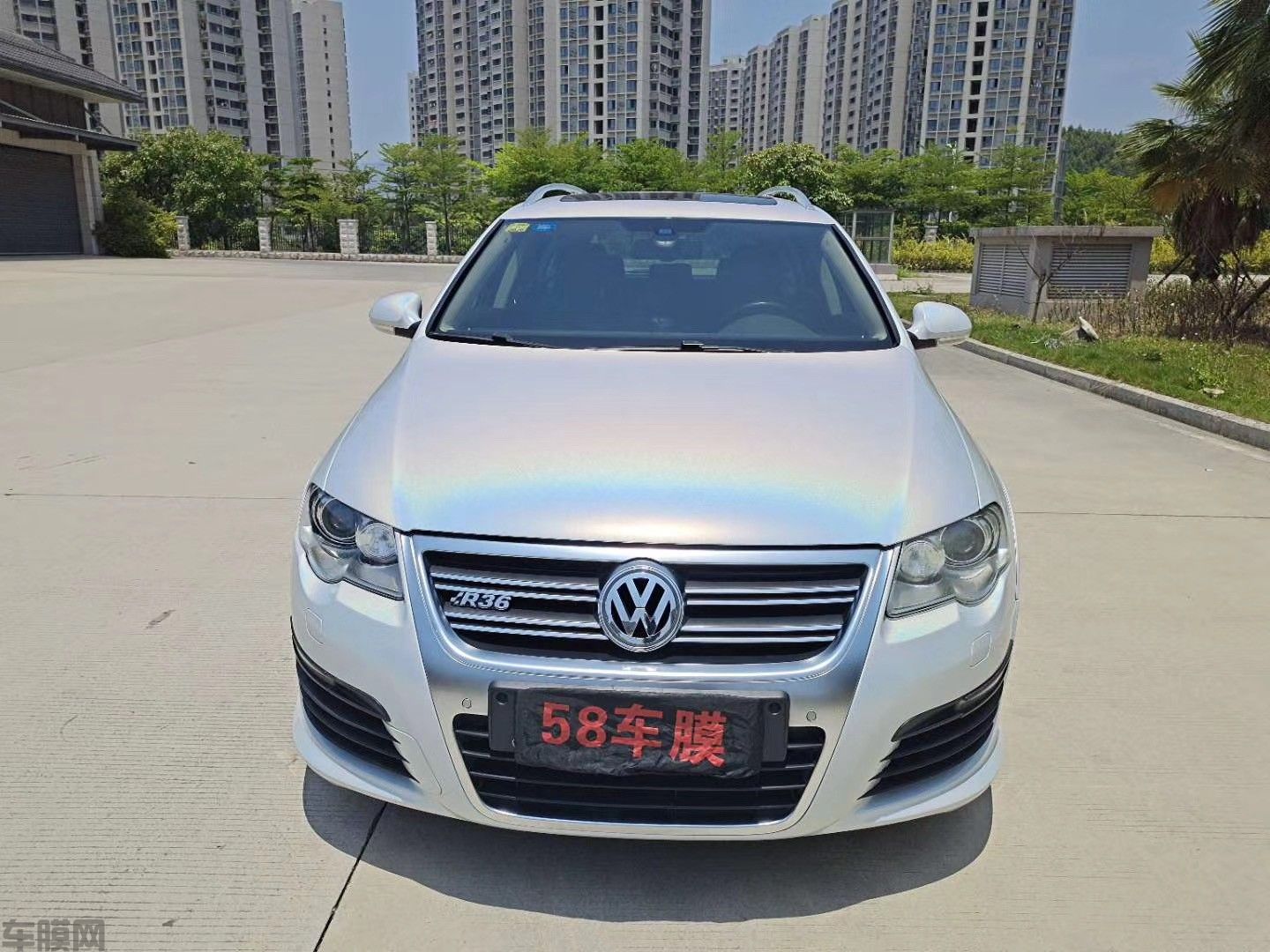 大众R36七彩镭射白贴膜改色效果图