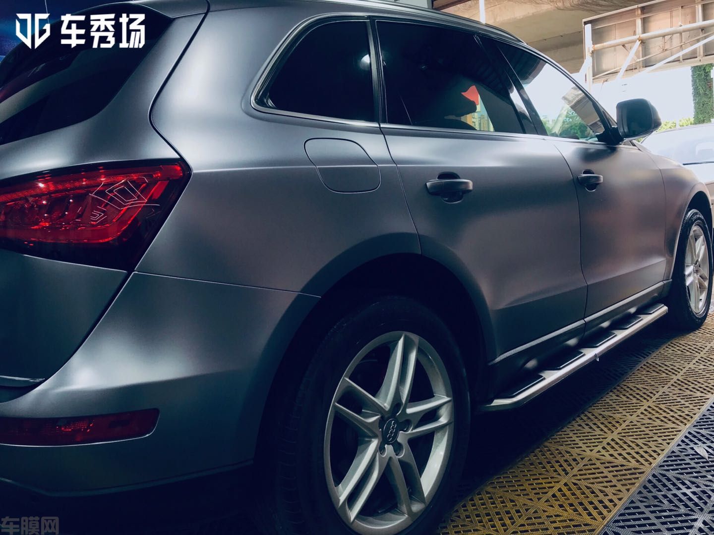 奥迪Q5电光金属钛灰贴膜改色效果图