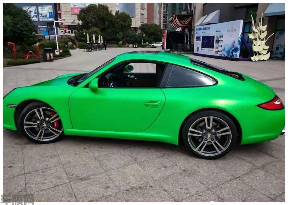 保时捷911电光苹果绿贴膜改色效果图