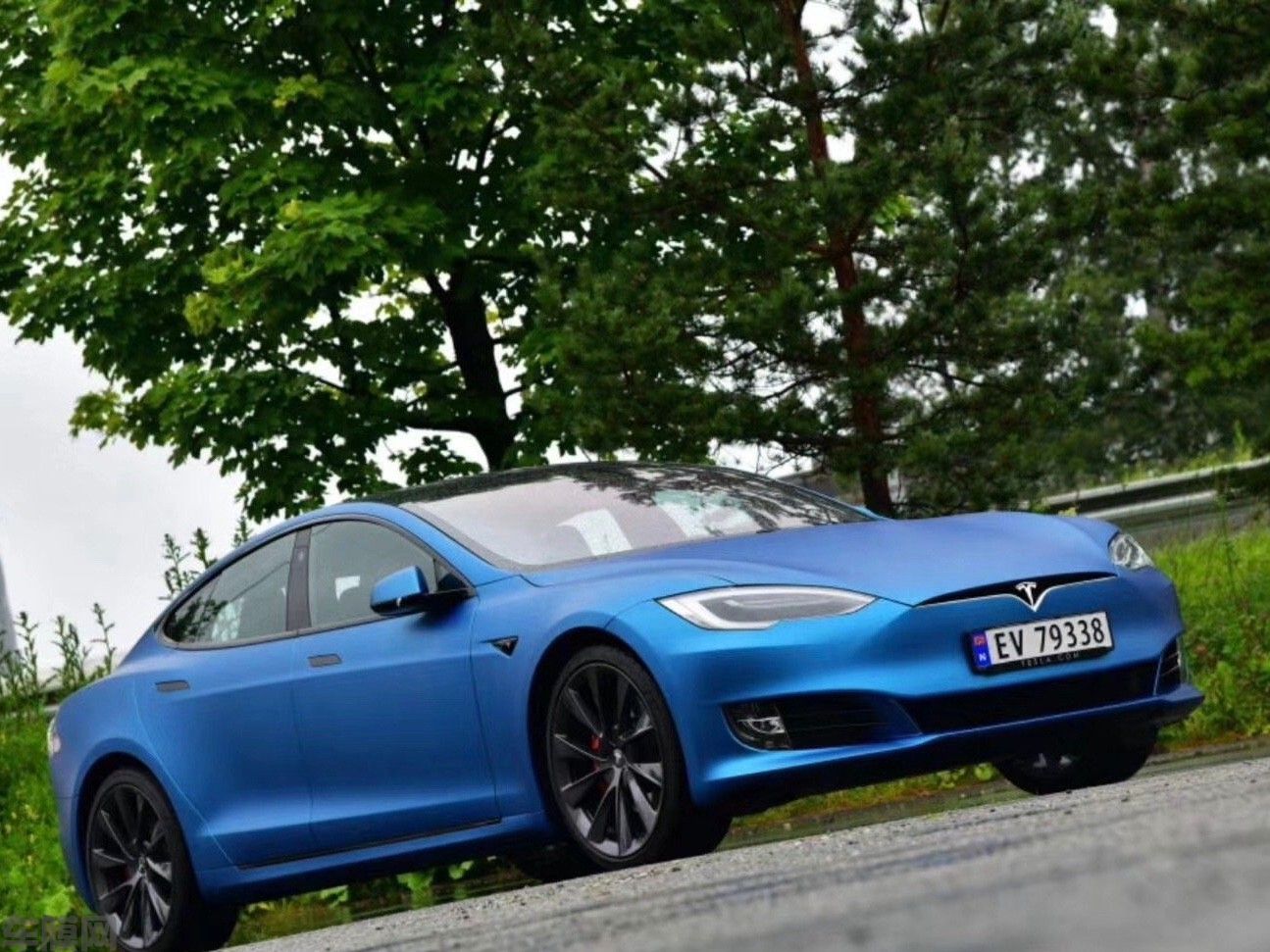 特斯拉Model S 超哑金属午夜蓝贴膜改色效果图
