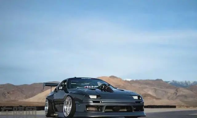 改装1988版第二代马自达RX-7（FC3S）