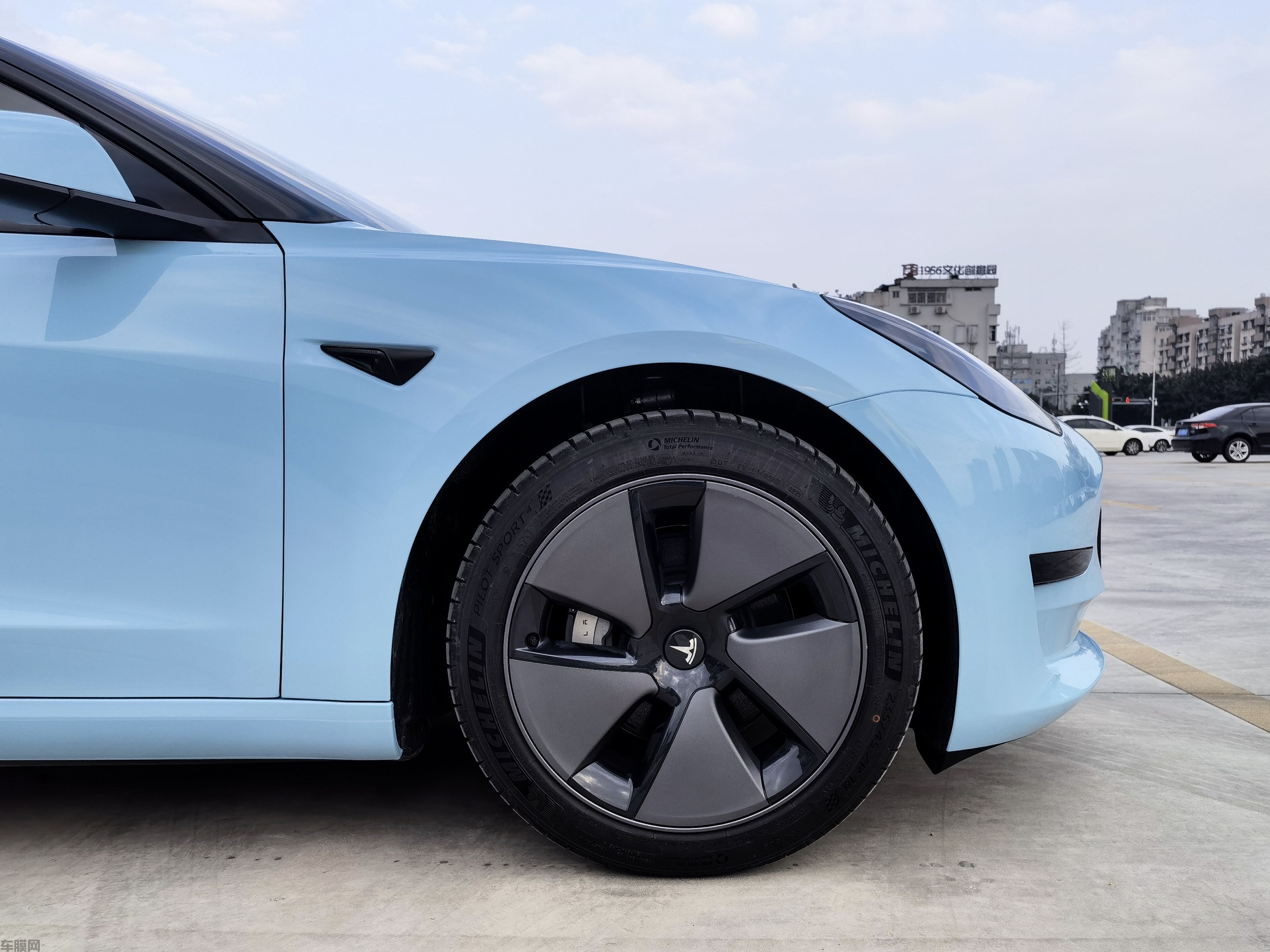 特斯拉model3 超亮海风蓝改色膜 效果图