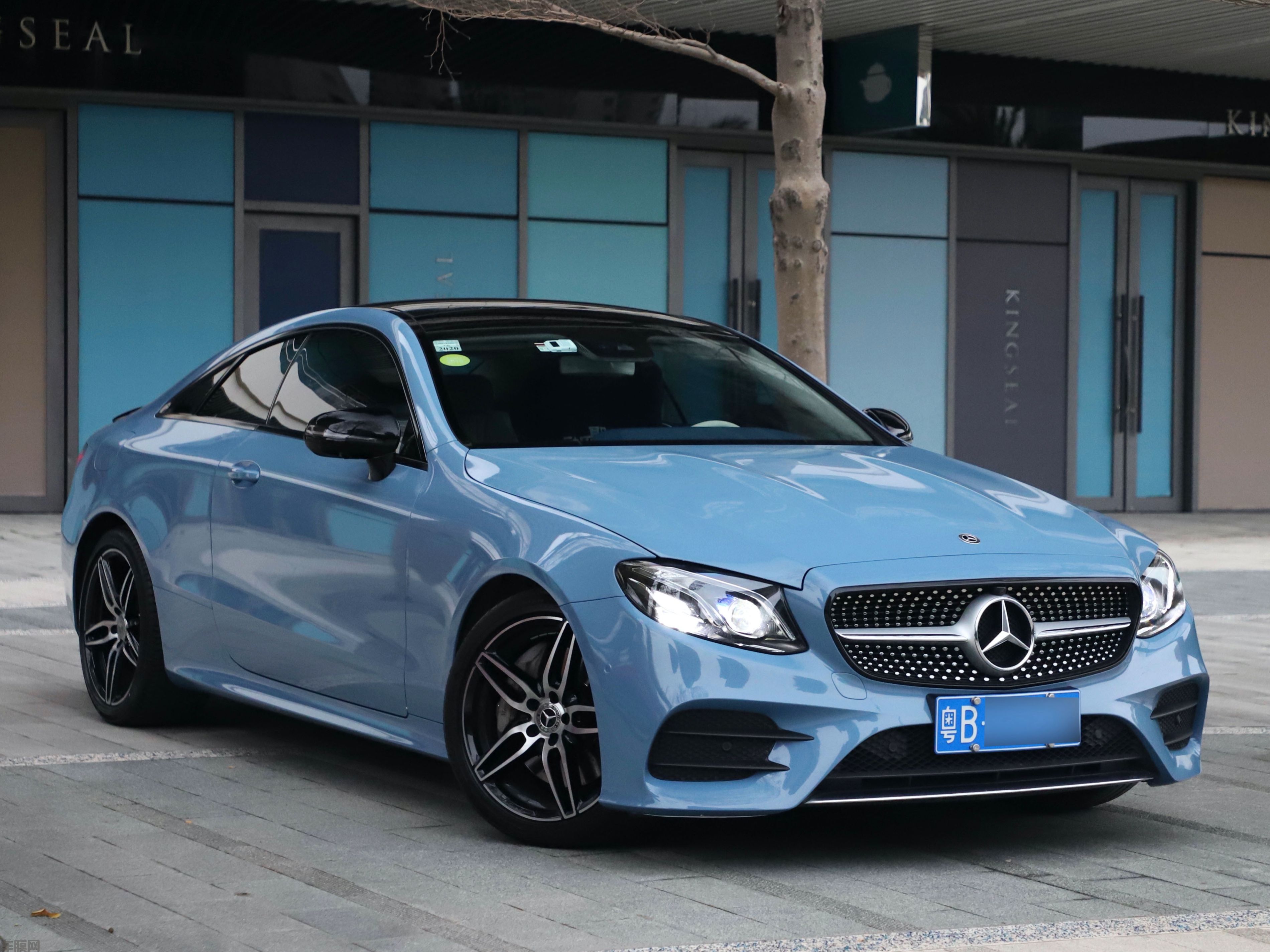 奔驰 E300 瓷器蓝改色膜 效果图