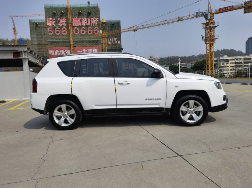 Jeep指南者(进口)2014款 2.0L 两驱运动版