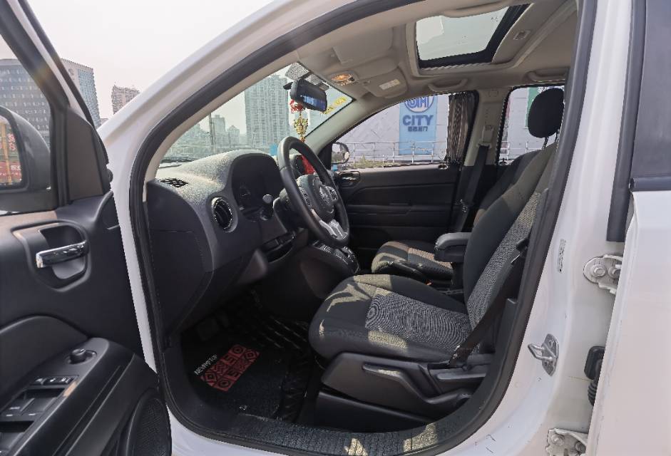 Jeep指南者(进口)2014款 2.0L 两驱运动版