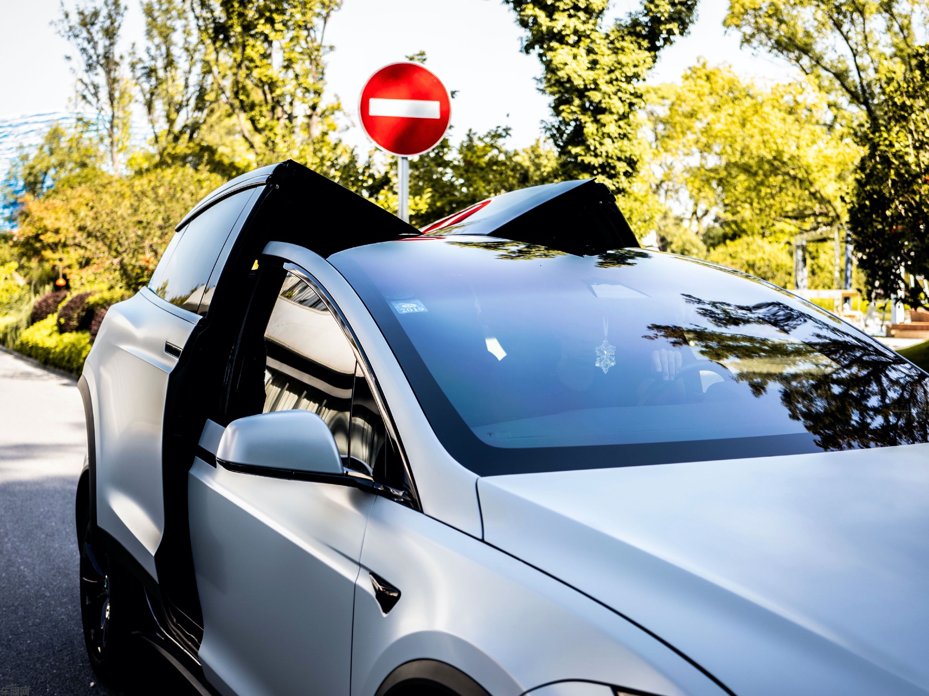 特斯拉MODEL X 战舰灰改色膜 效果图