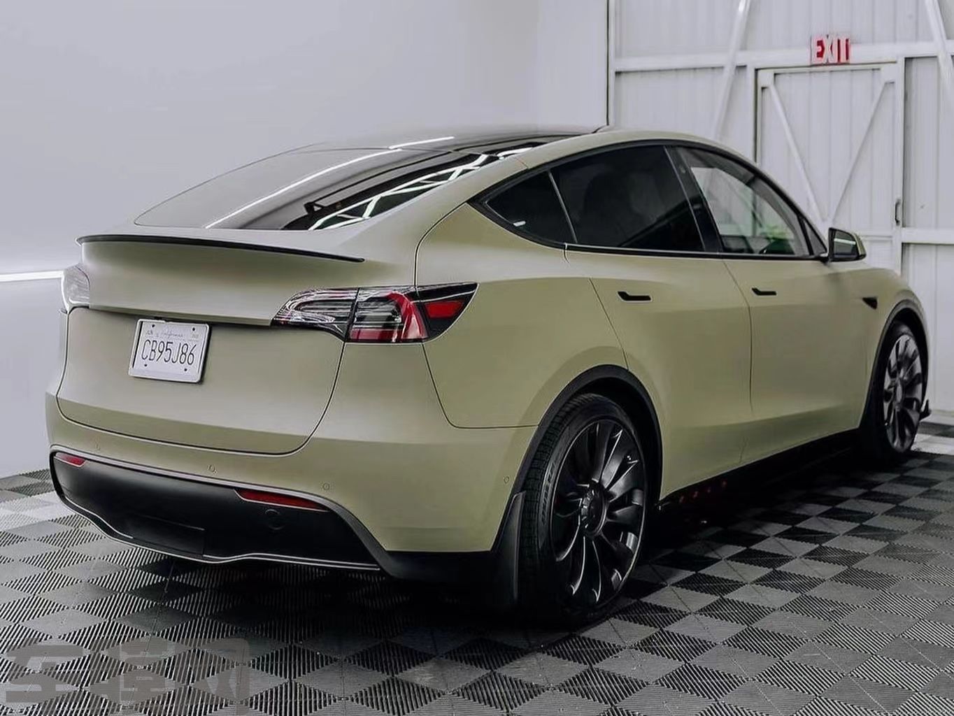 特斯拉Model Y 哑光卡其绿改色膜 效果图