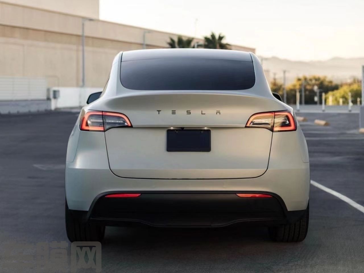 特斯拉Model Y 消光战舰灰改色膜 效果图