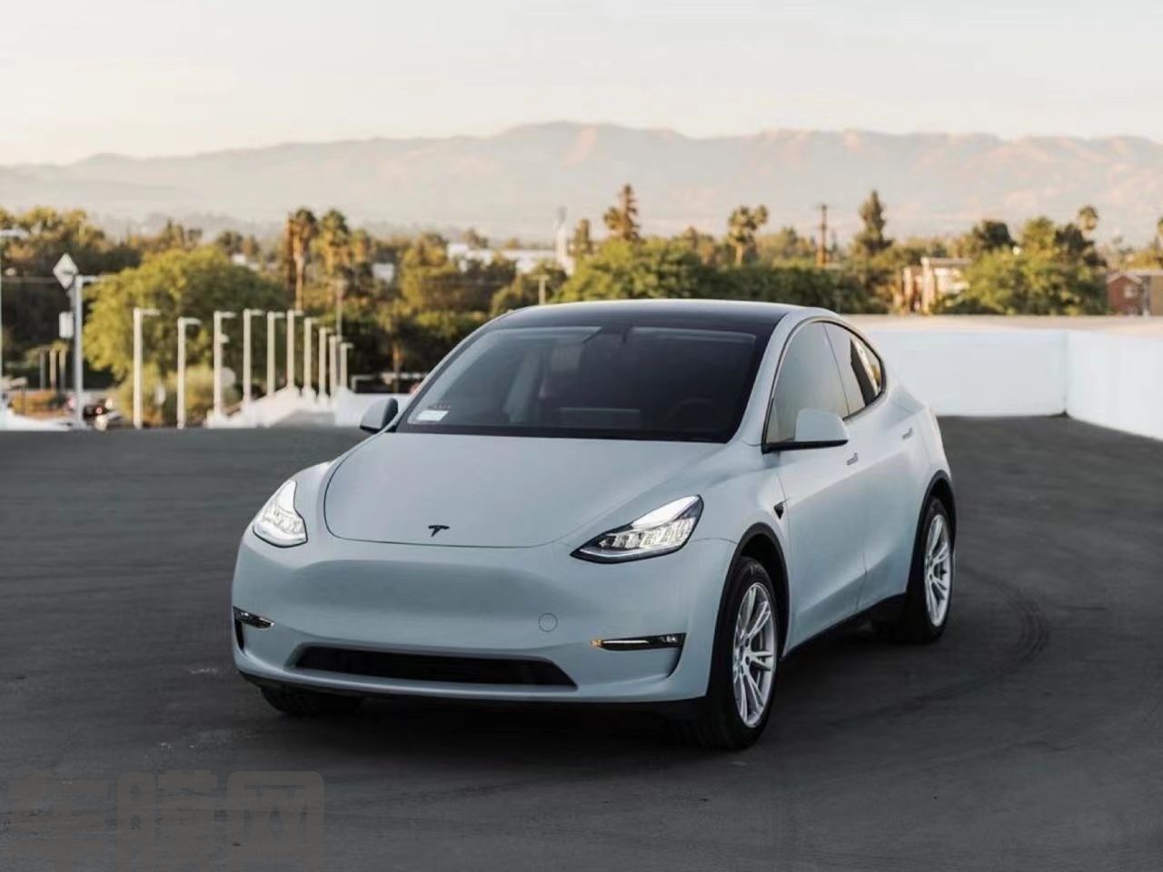 特斯拉Model Y 消光战舰灰改色膜 效果图