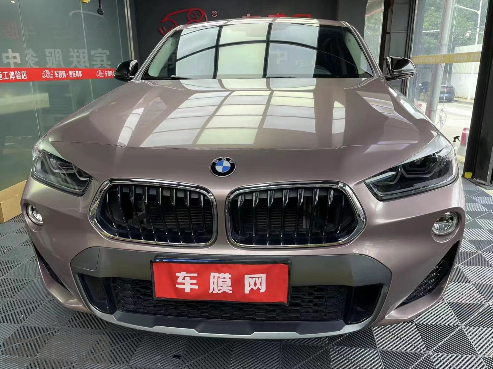 宝马X2 冰莓粉改色膜 效果图