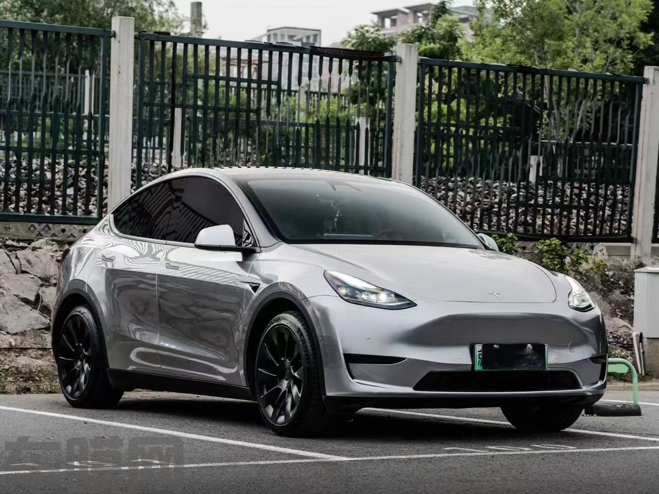 特斯拉Model Y 液态金属银改色膜 效果图