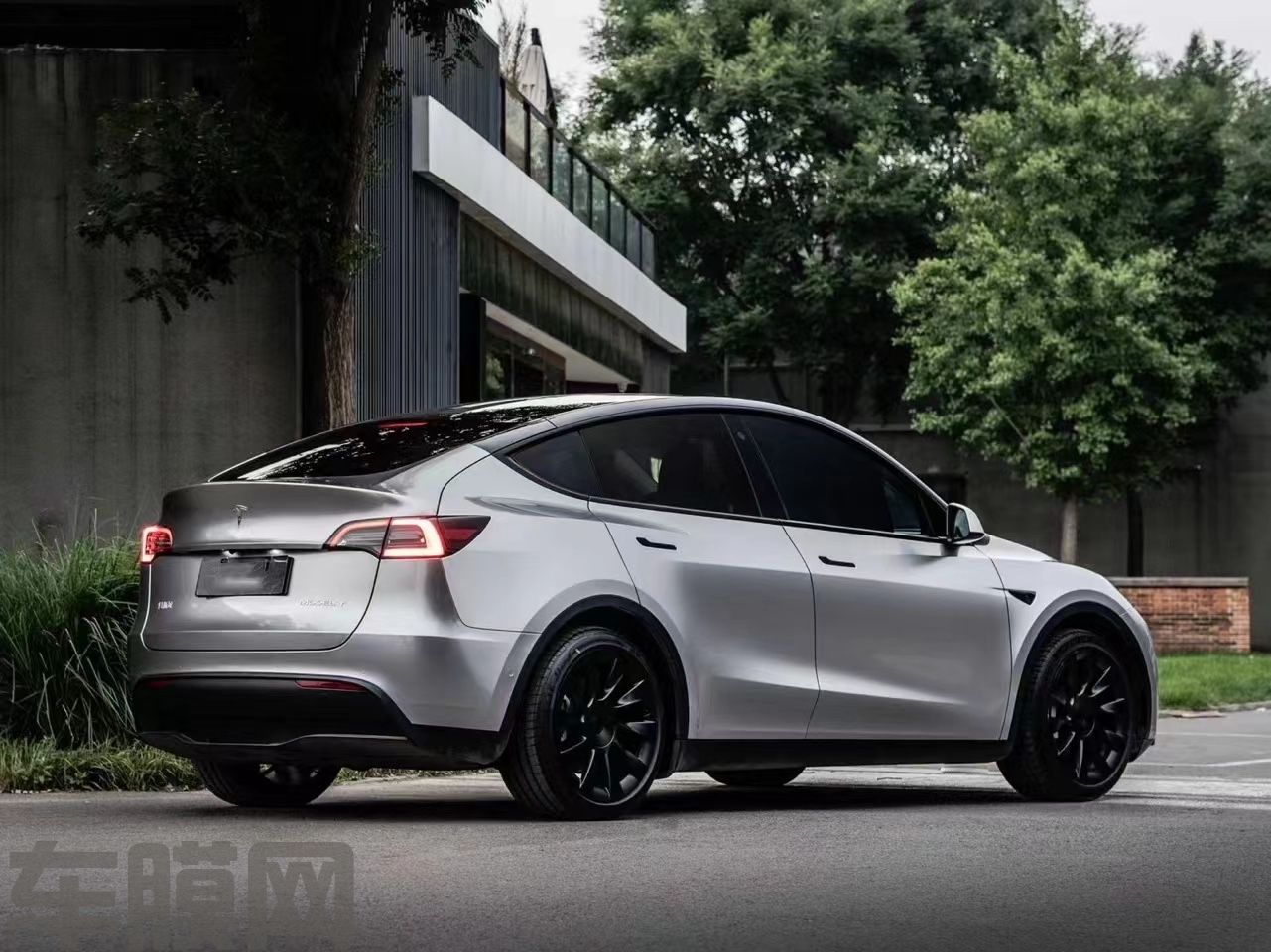 特斯拉Model Y 液态金属银改色膜 效果图