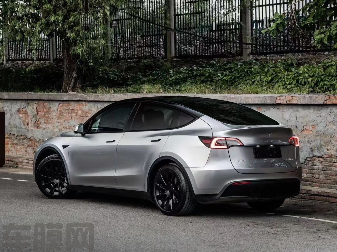 特斯拉Model Y 液态金属银改色膜 效果图