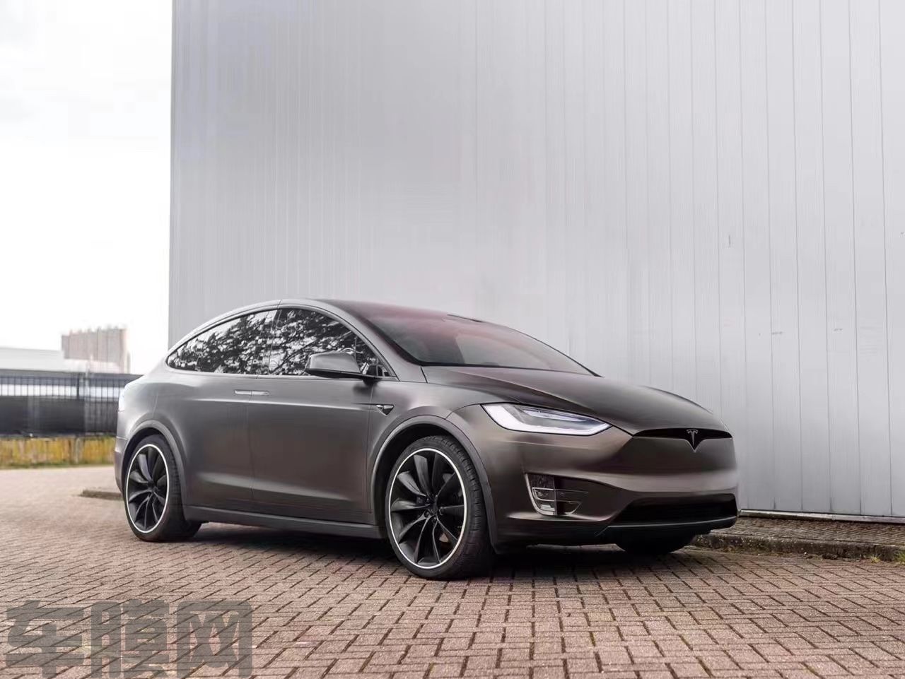 特斯拉Model X 陶瓷钻石黑金改色膜 效果图