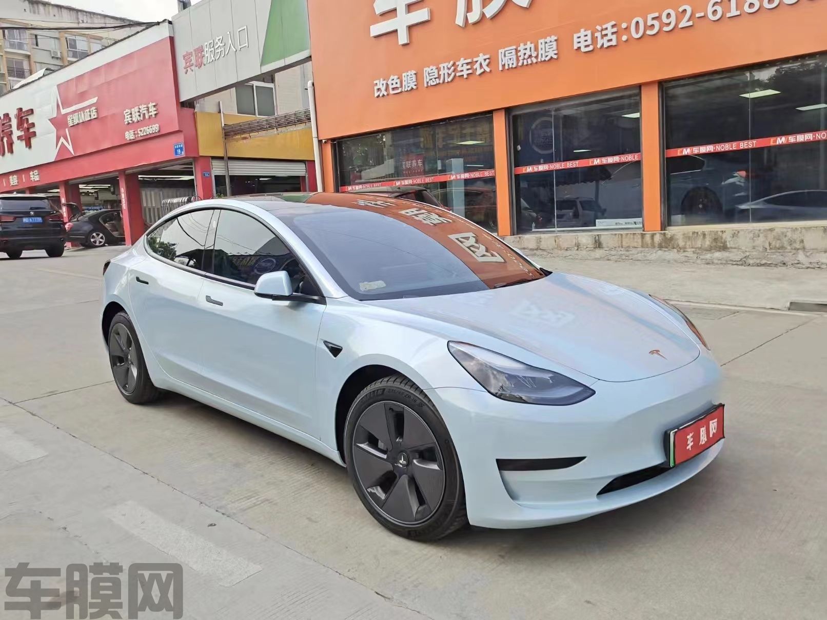 特斯拉Model 3 七彩镭射冰川蓝改色膜 效果图