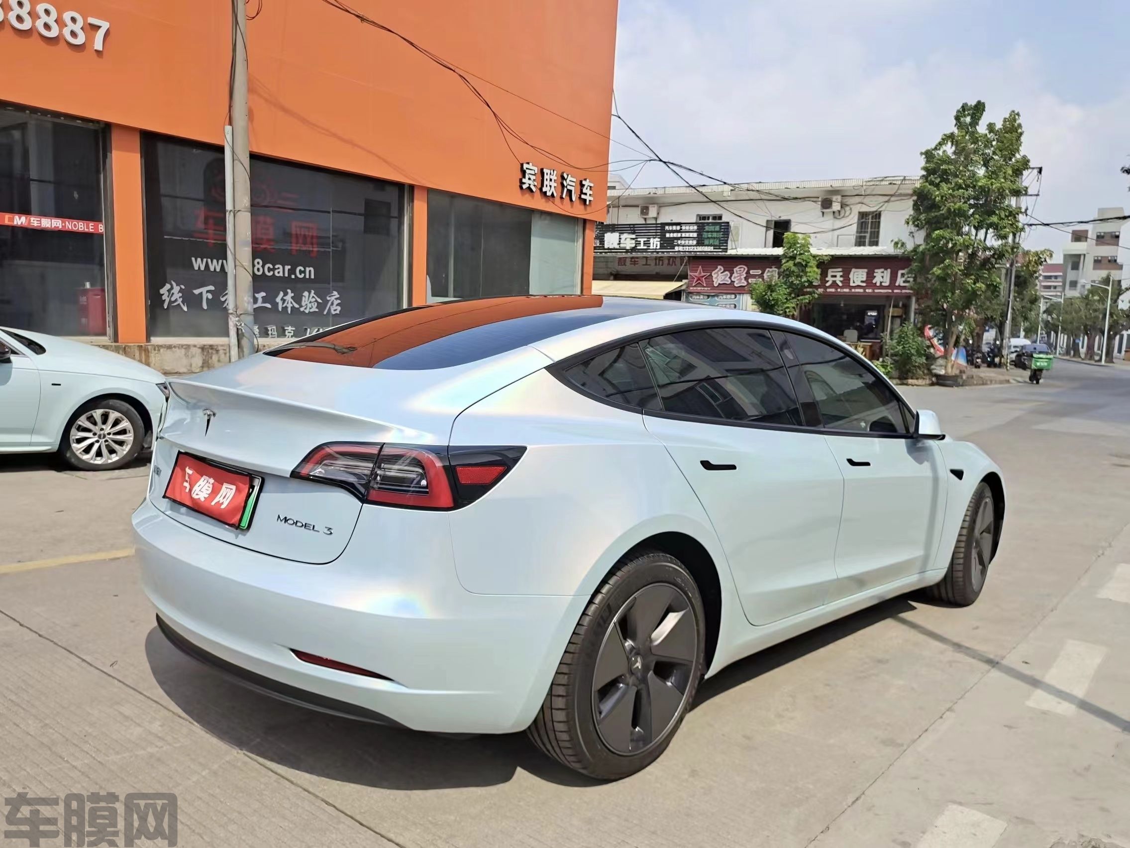 特斯拉Model 3 七彩镭射冰川蓝改色膜 效果图