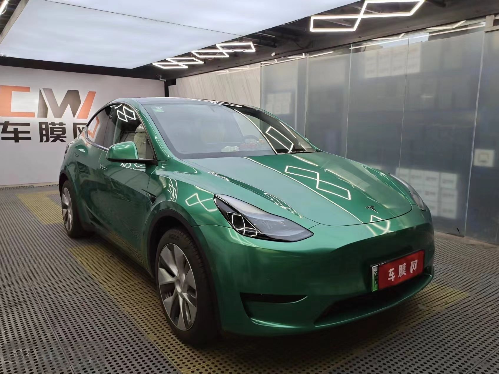 特斯拉Model Y PET曼岛绿改色膜 效果图