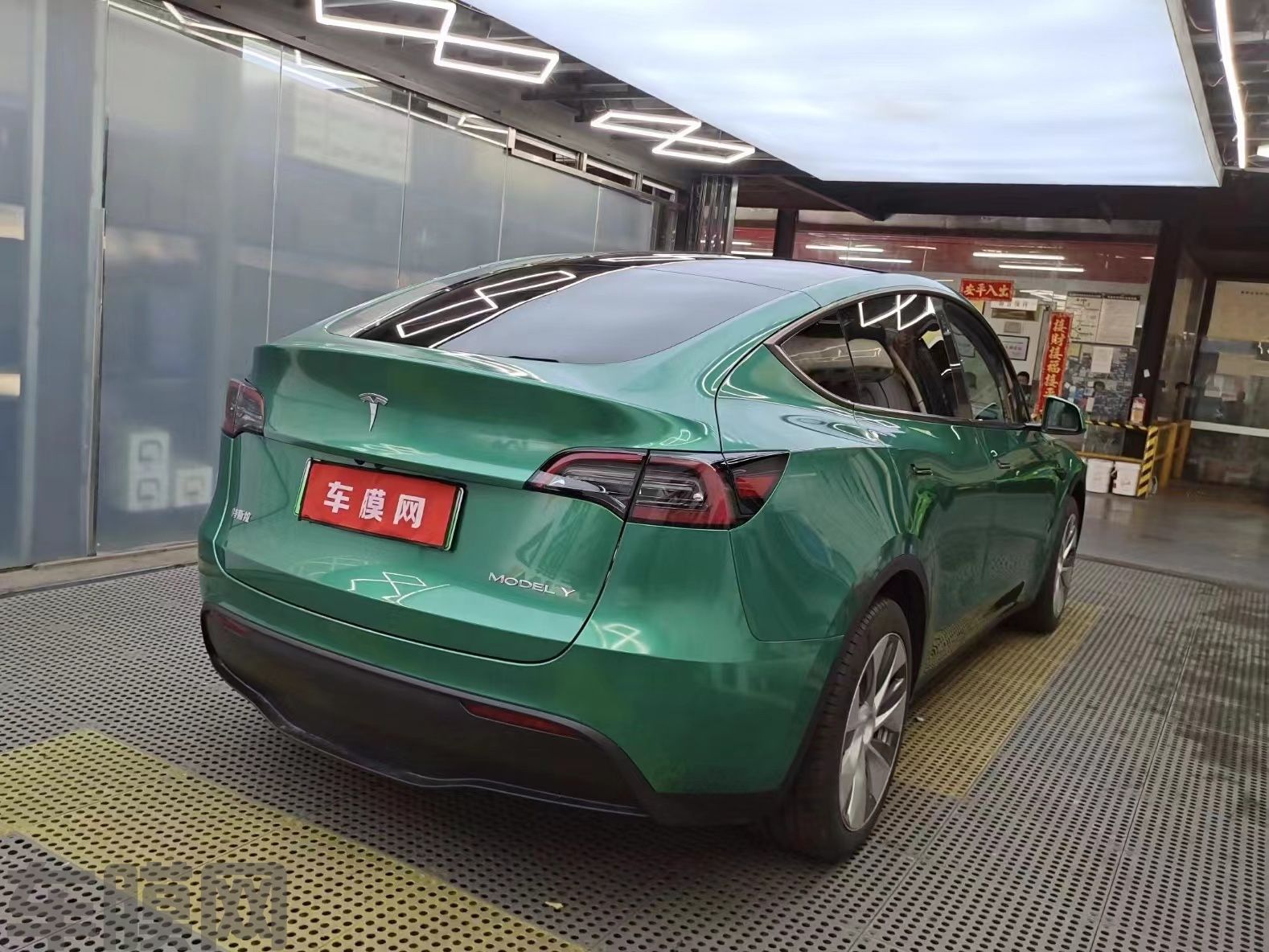 特斯拉Model Y PET曼岛绿改色膜 效果图