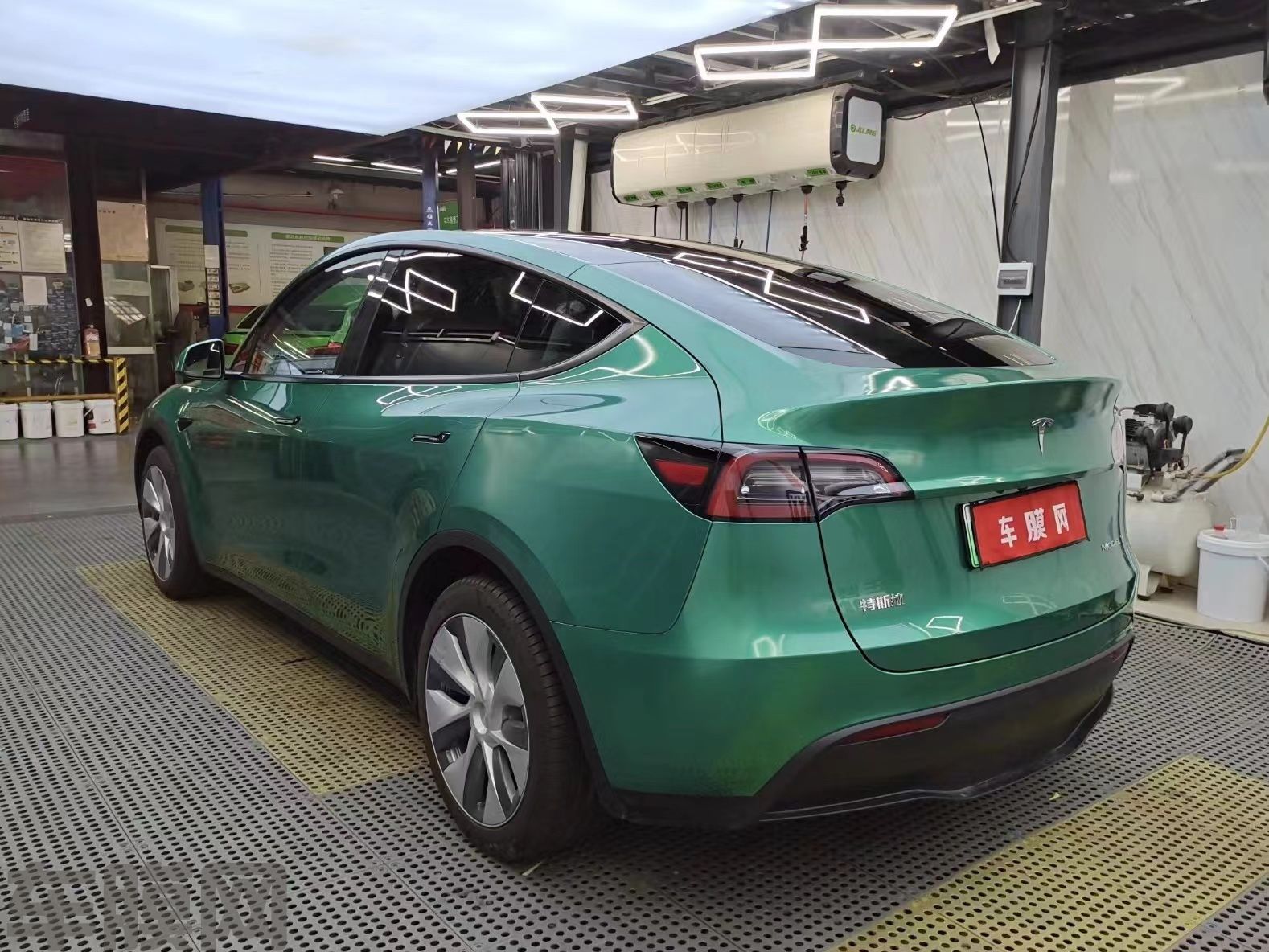 特斯拉Model Y PET曼岛绿改色膜 效果图