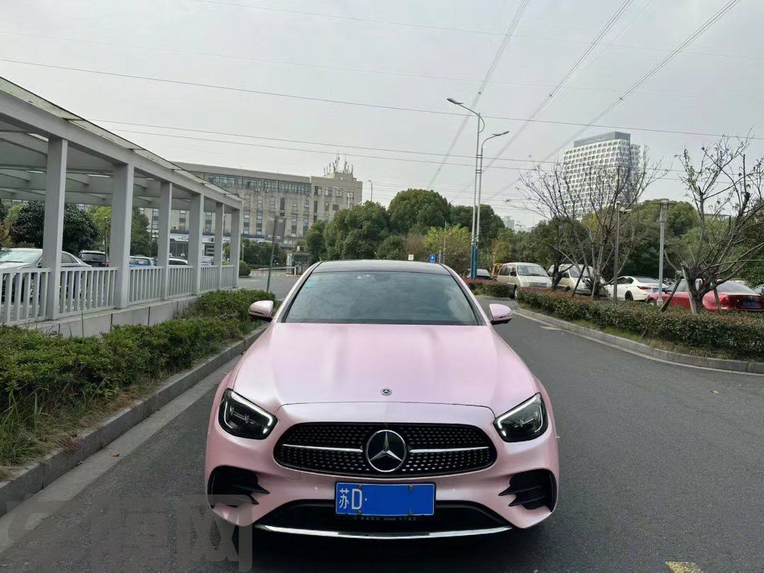 奔驰E300L 电光樱花粉改色膜 效果图