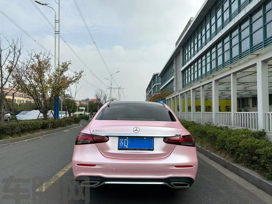 奔驰E300L 电光樱花粉改色膜 效果图