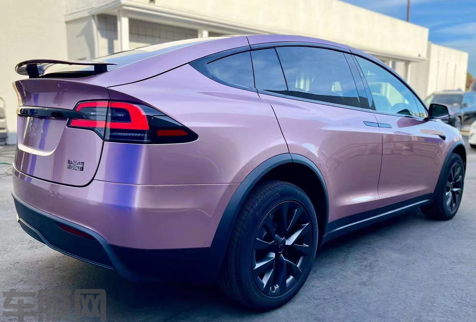 特斯拉Model X 冰莓粉改色膜 效果图