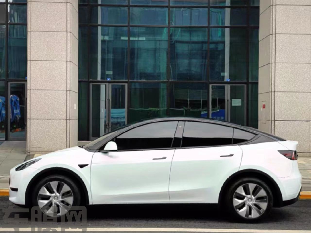 特斯拉Model Y 白变红改色膜 效果图