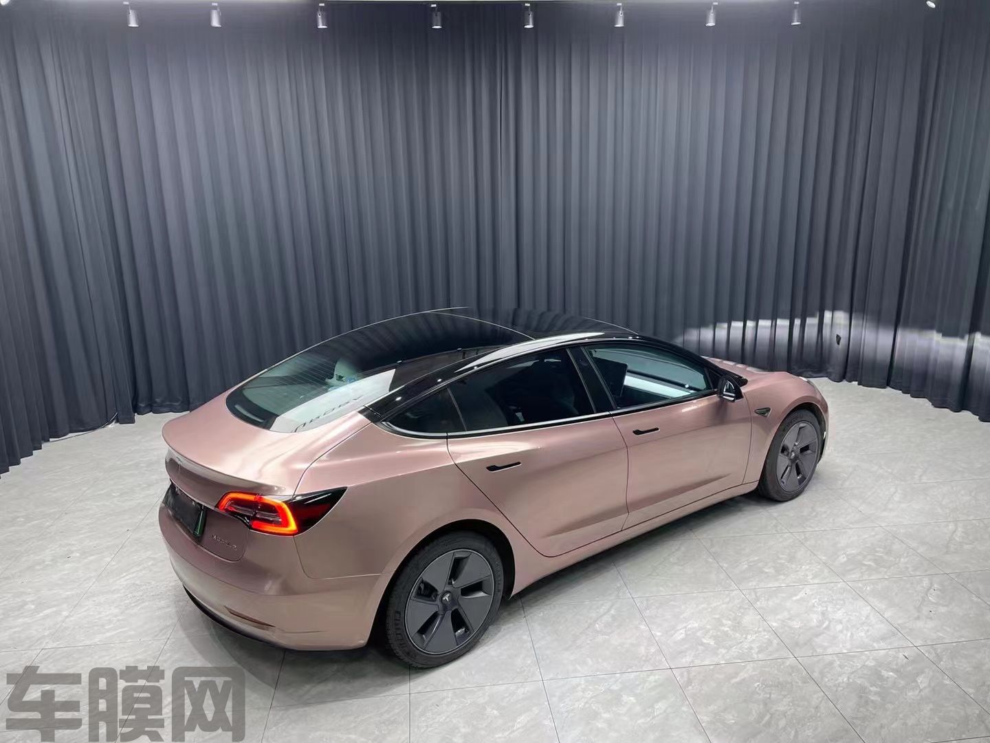 特斯拉Model 3 冰莓粉改色膜 效果图