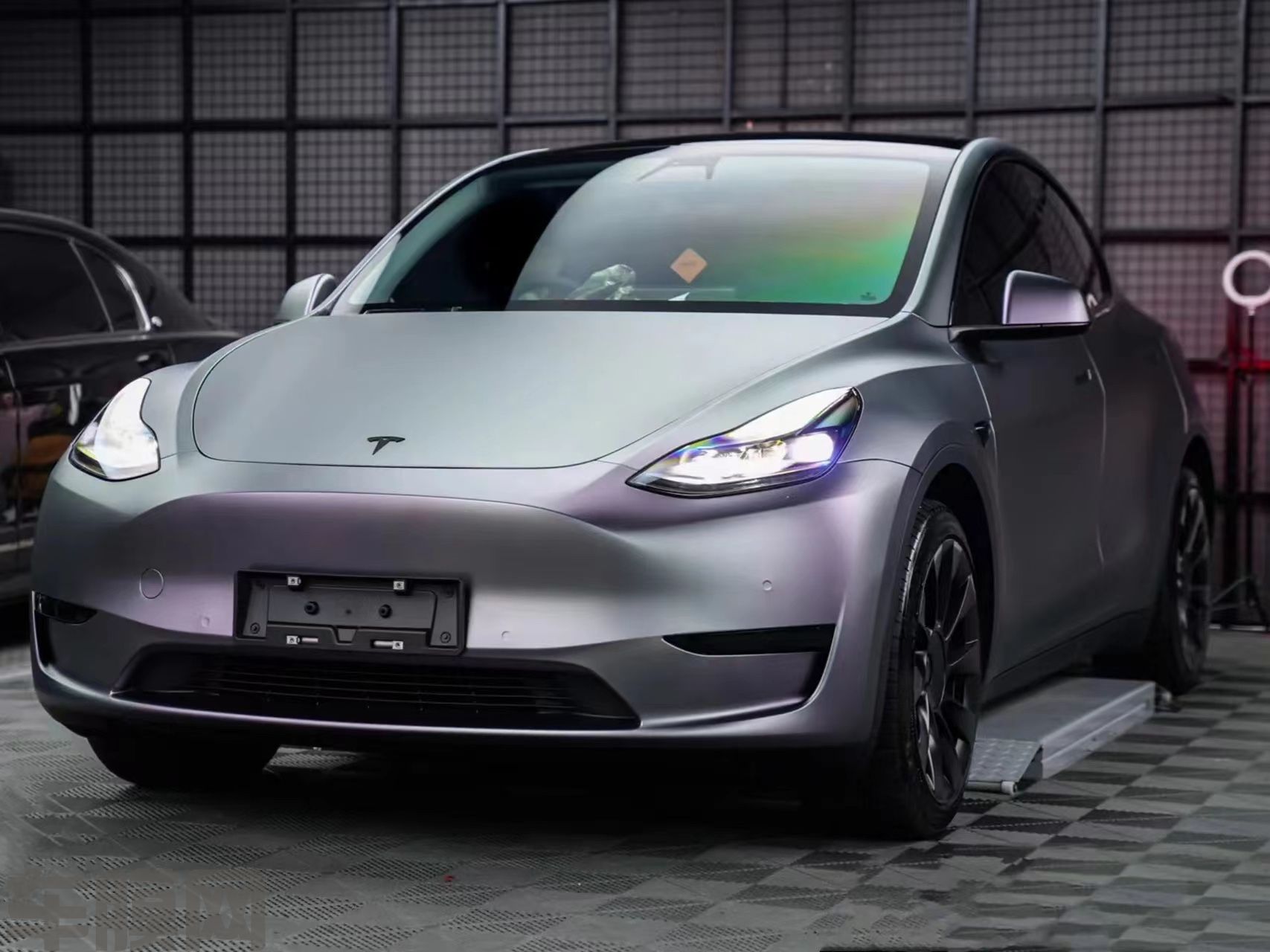 特斯拉Model Y 卡普里灰紫改色膜 效果图