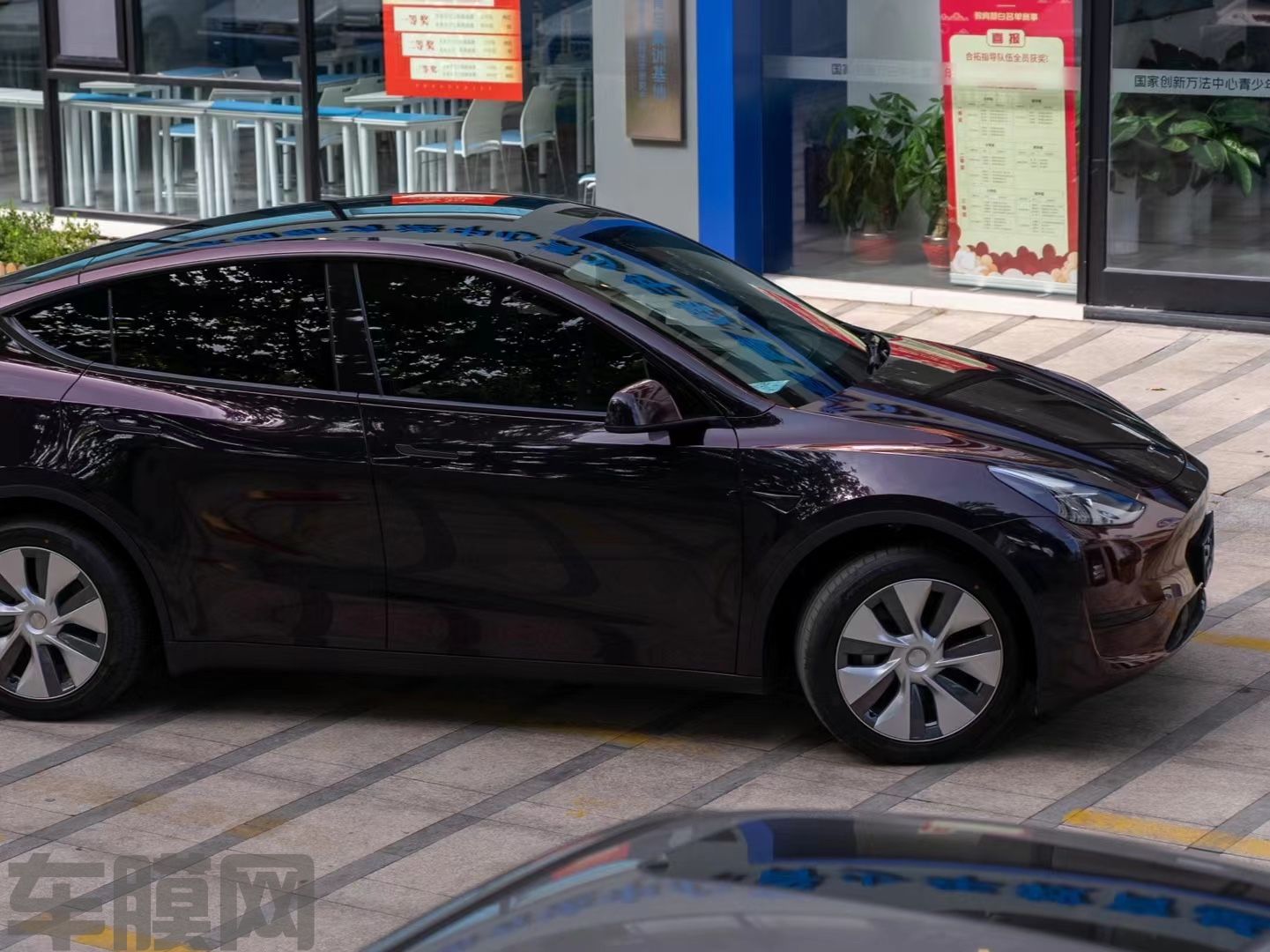 特斯拉Model Y 黑魅红改色膜 效果图