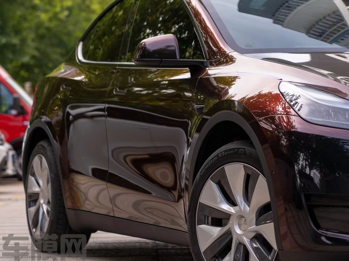 特斯拉Model Y 黑魅红改色膜 效果图