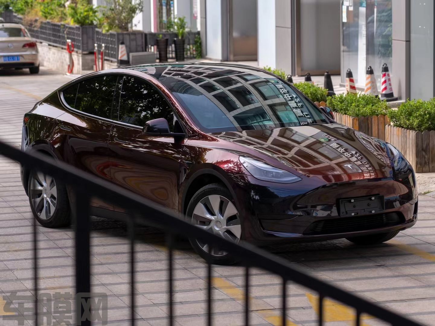 特斯拉Model Y 黑魅红改色膜 效果图